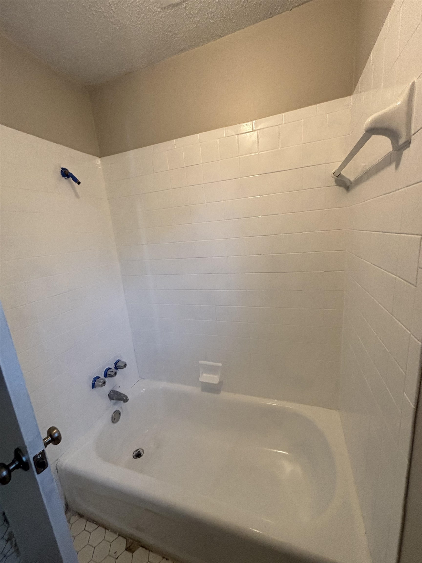 1157 Prescott Road Memphis, TN 38111 - Photo 22 of 31 a bathroom with a bathtub