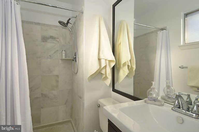 8414 Jeb Stuart Road Potomac, MD 20854 - Photo 8 of 21 Bath (Master)