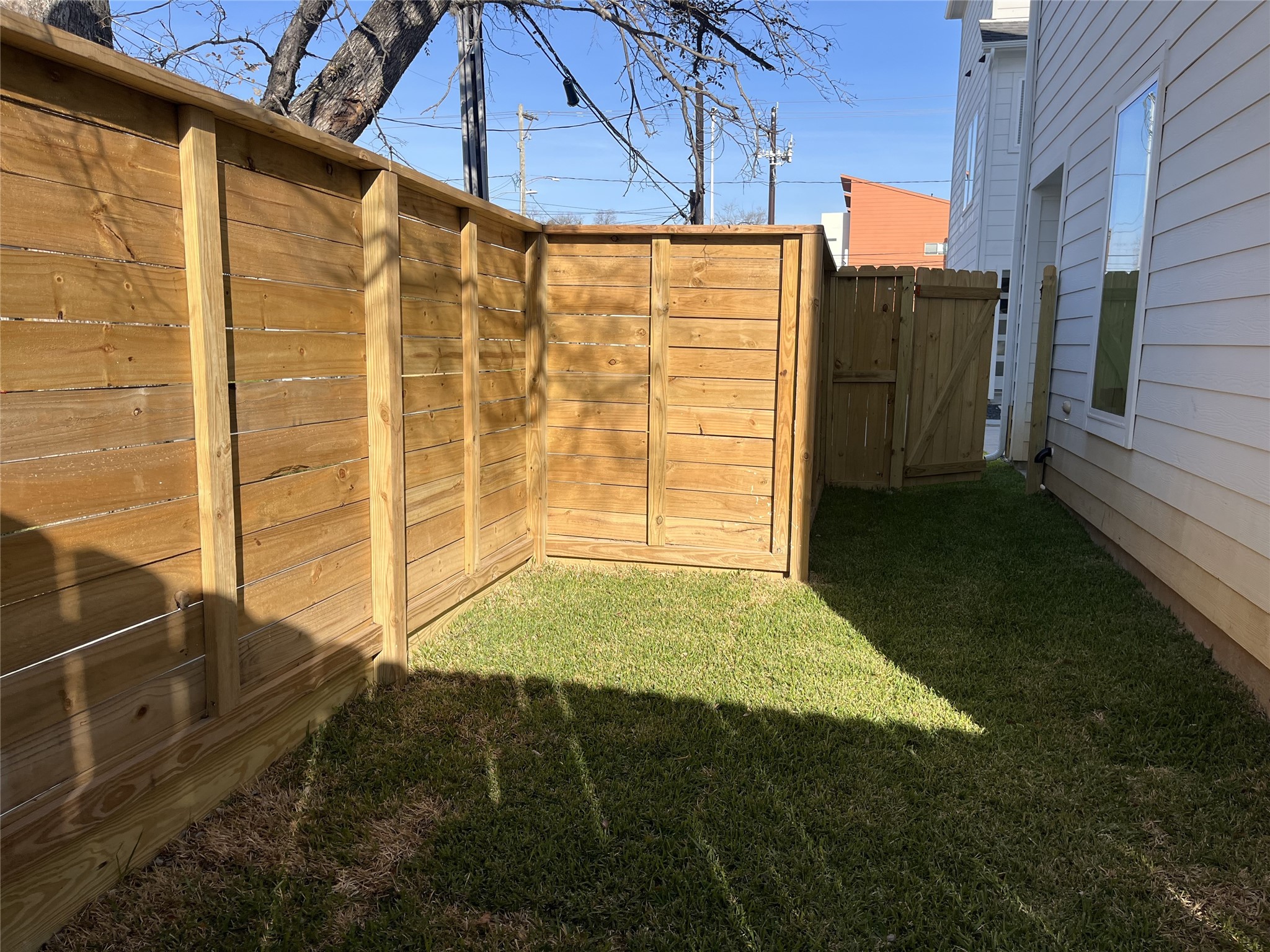 2424 Freeman Street Houston, TX 77009 - Photo 28 of 43 2424 Freeman St. - Side yard