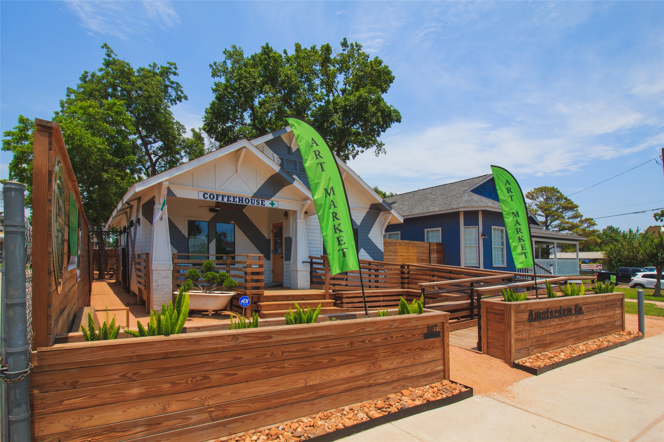 2424 Freeman Street Houston, TX 77009 - Photo 32 of 43 Close proximity to the bars and restaurants @ The Heights area!