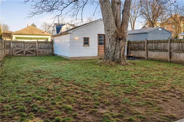 a view of a backyard