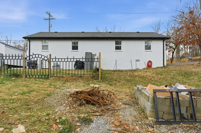 a view of a house with backyard