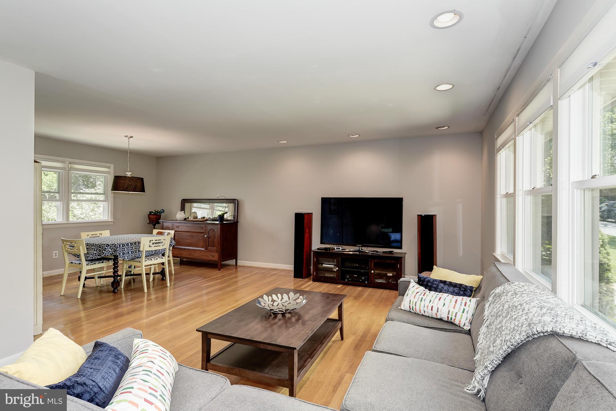 10819 Meadowhill Road Silver Spring, MD 20901 - Photo 4 of 30 Living Room