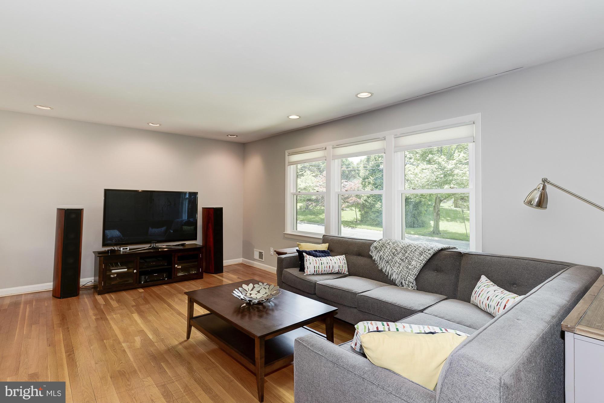 10819 Meadowhill Road Silver Spring, MD 20901 - Photo 5 of 30 Living Room
