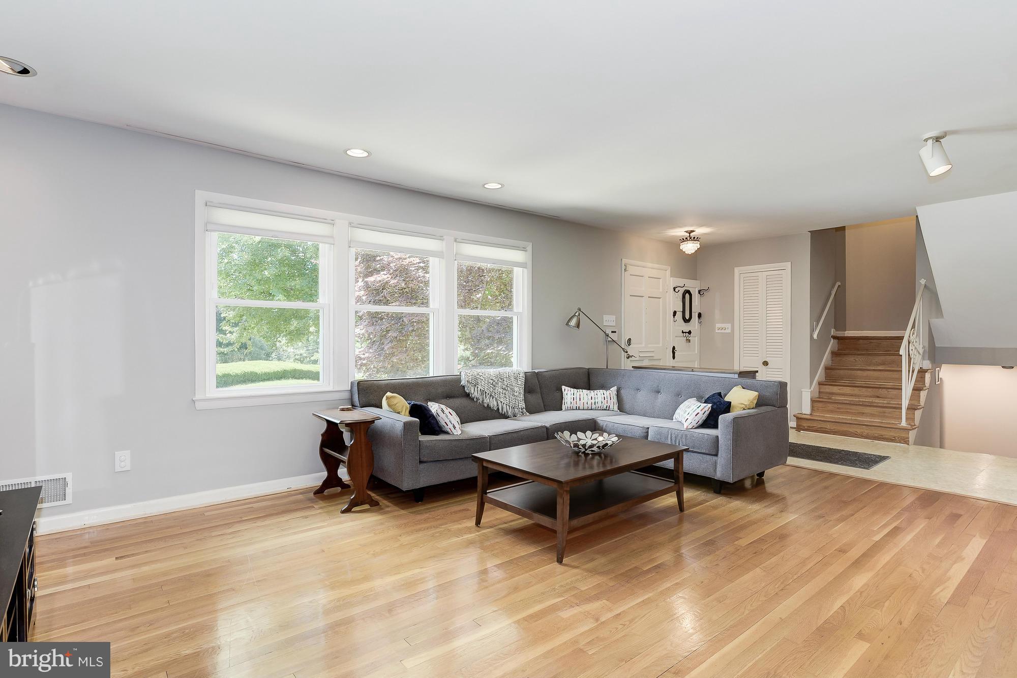 10819 Meadowhill Road Silver Spring, MD 20901 - Photo 6 of 30 Living Room