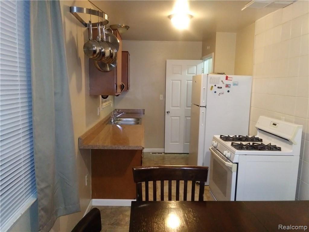 1429 Ridge Road Ypsilanti, MI 48198 - Photo 5 of 28 20181028_184919.jpg