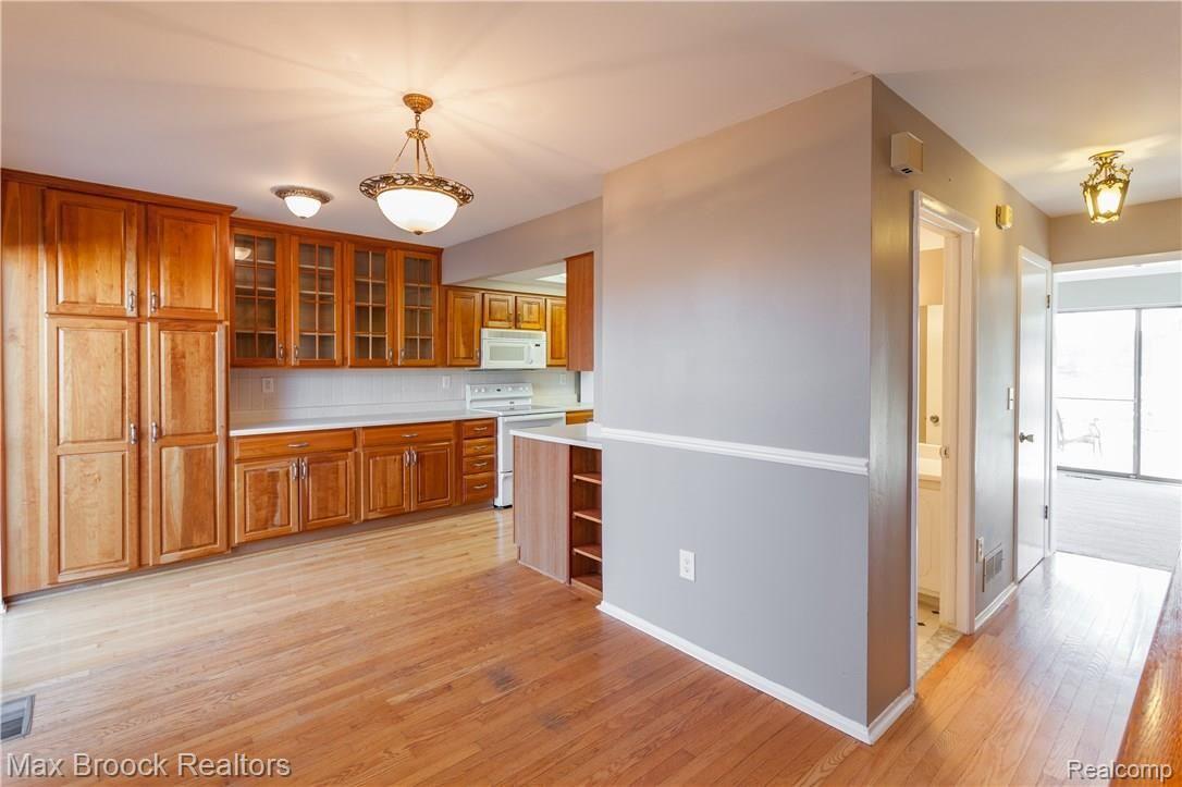 777 Oak Brook Ridge Drive, Unit 124 Rochester, MI 48307 - Photo 4 of 28 IMG_1324.jpg