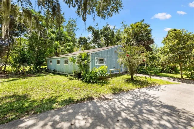 a view of back yard of the house