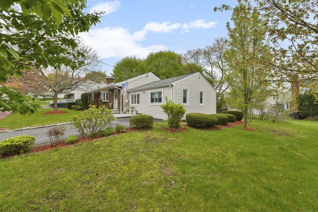 40 Robinwood Road Dedham, MA 02026 - Photo 11 of 34 Gallery Image 11