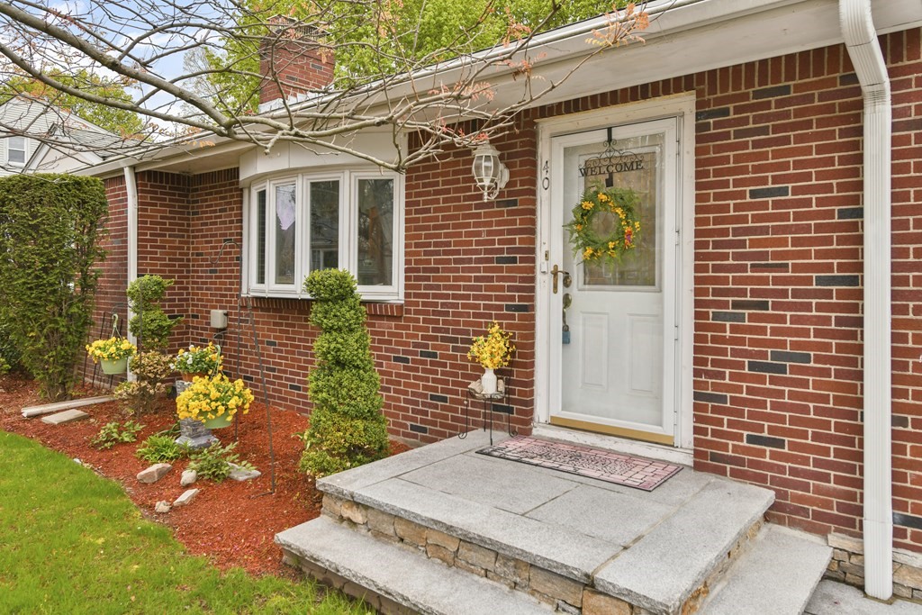 40 Robinwood Road Dedham, MA 02026 - Photo 4 of 34 Gallery Image 4