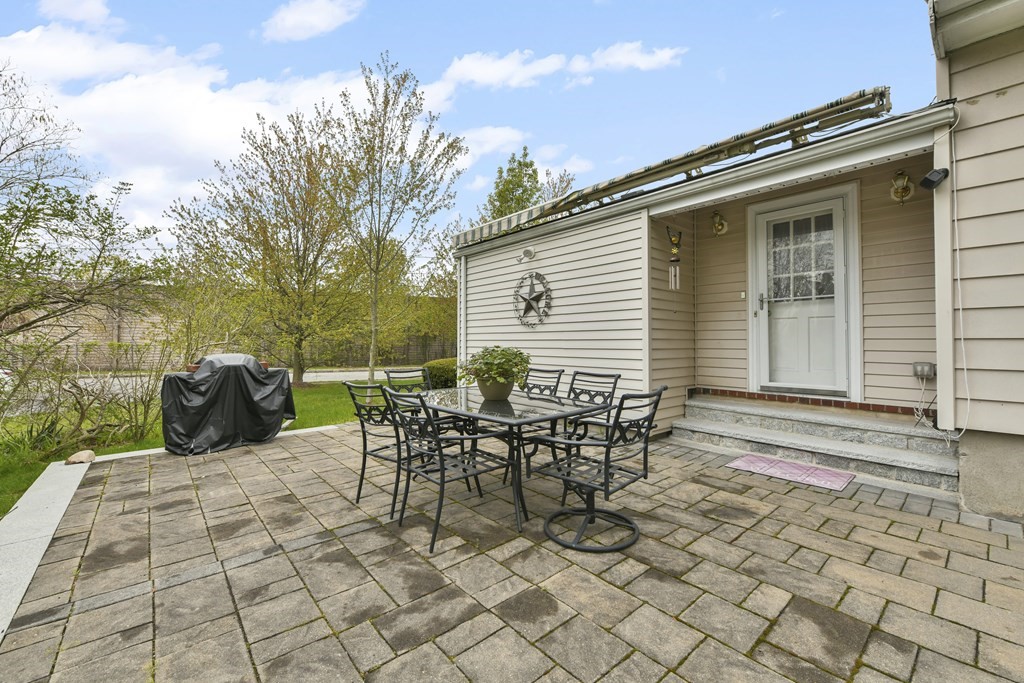 40 Robinwood Road Dedham, MA 02026 - Photo 8 of 34 Gallery Image 8