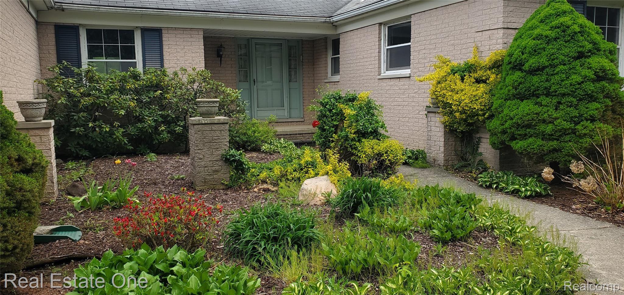 62301 Silver Lake Road South Lyon, MI 48178 - Photo 2 of 45 20220515_151628.jpg