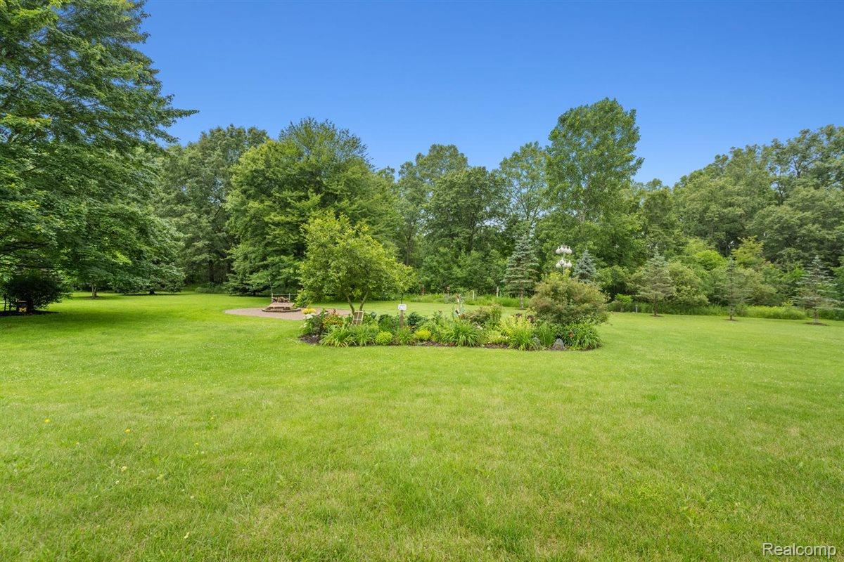 125 Olde Franklin Road Howell, MI 48855 - Photo 12 of 57 Multiple perennial gardens