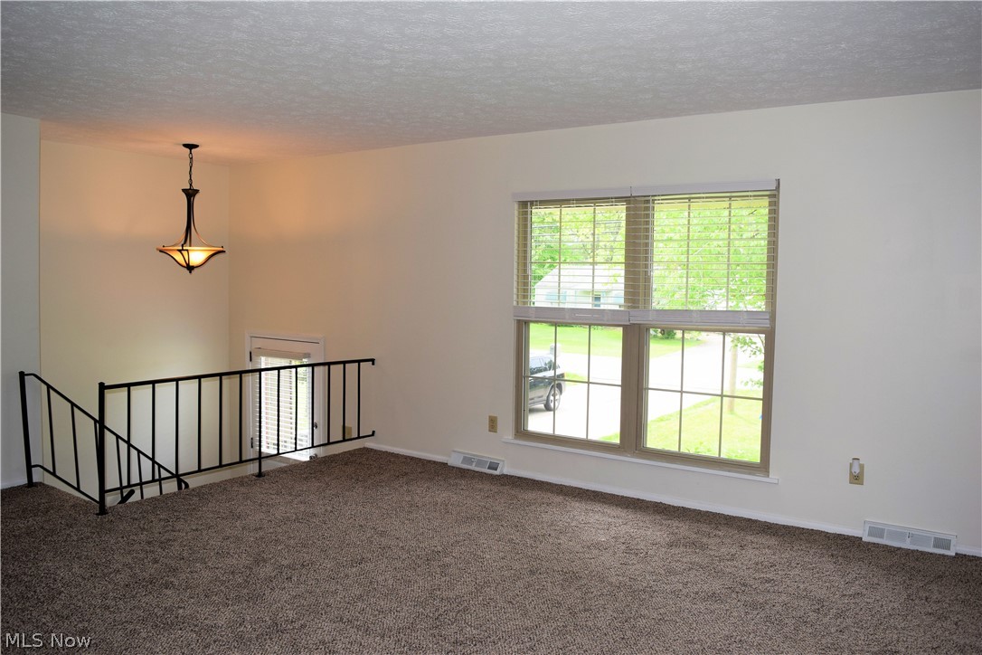 262 Howland Wilson Road Northeast Warren, OH 44484 - Photo 5 of 19 Great room
