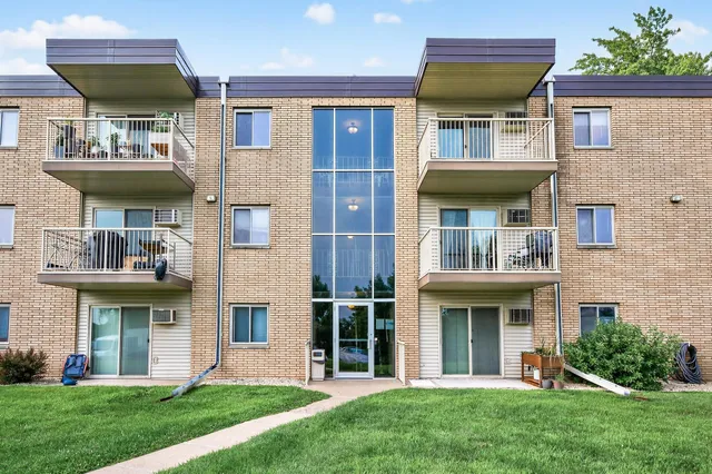 $97,500 | 3153 Old Highway 8, Unit 304, Roseville, MN 55418