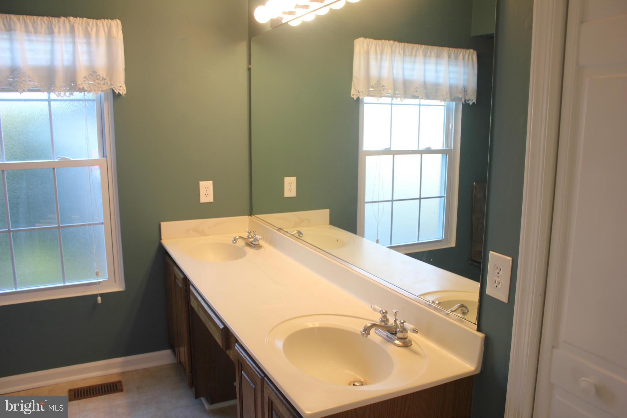 417 Deer Path Avenue Southwest Leesburg, VA 20175 - Photo 13 of 28 Bath (Master)