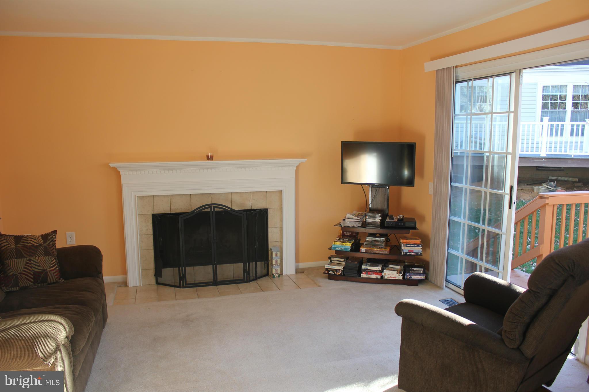417 Deer Path Avenue Southwest Leesburg, VA 20175 - Photo 9 of 28 Living Room