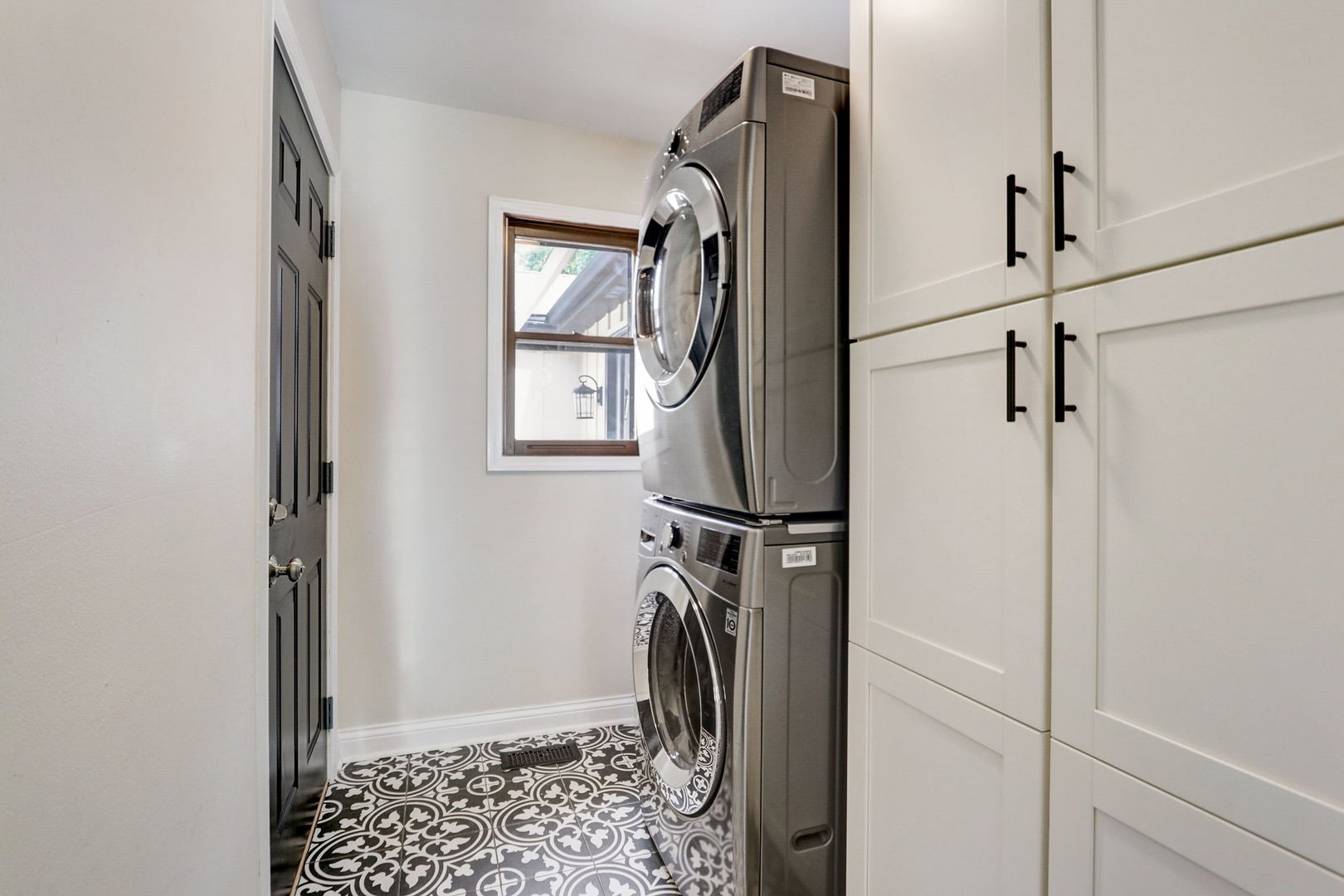 1514 Applegate Drive Naperville, IL 60565 - Photo 21 of 51 a view of walk in closet with a mirror