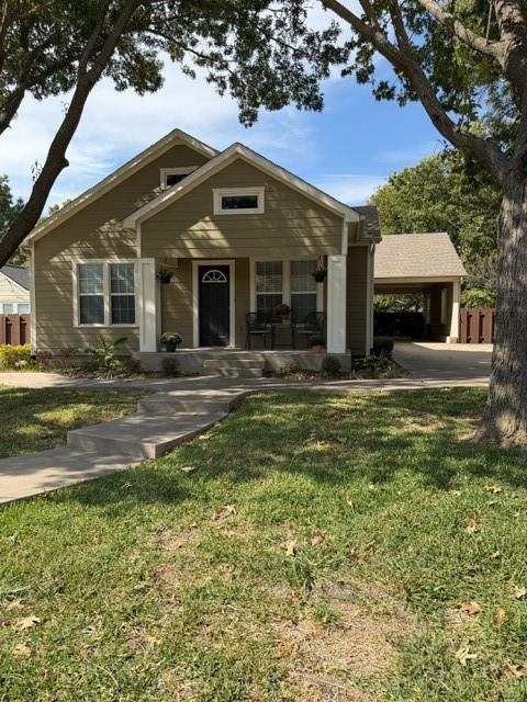 613 North Main Street Muenster, TX 76252 - Photo 3 of 24 a front view of a house with a yard