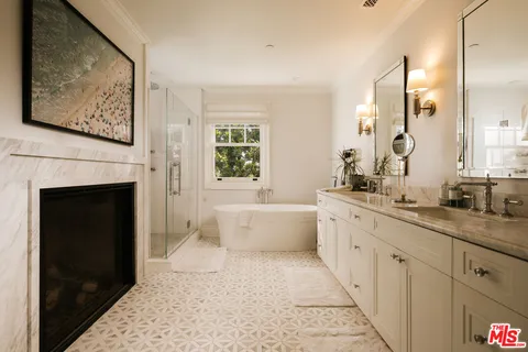 $6,980,000 | 401 Ocean Avenue, Unit 2, Santa Monica, CA 90402