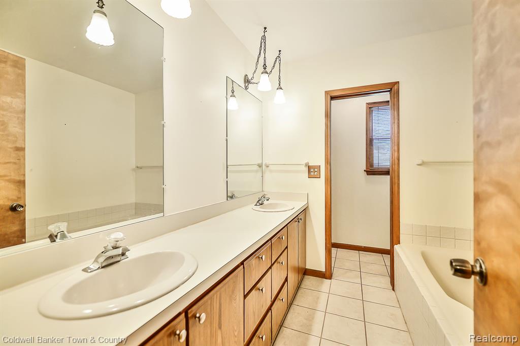 11088 Whitewood Road Pinckney, MI 48169 - Photo 21 of 44 Gallery Image 21