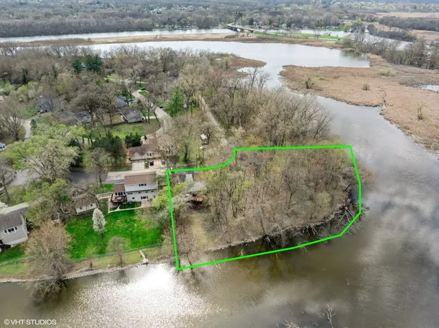 a black and white photo of a living room