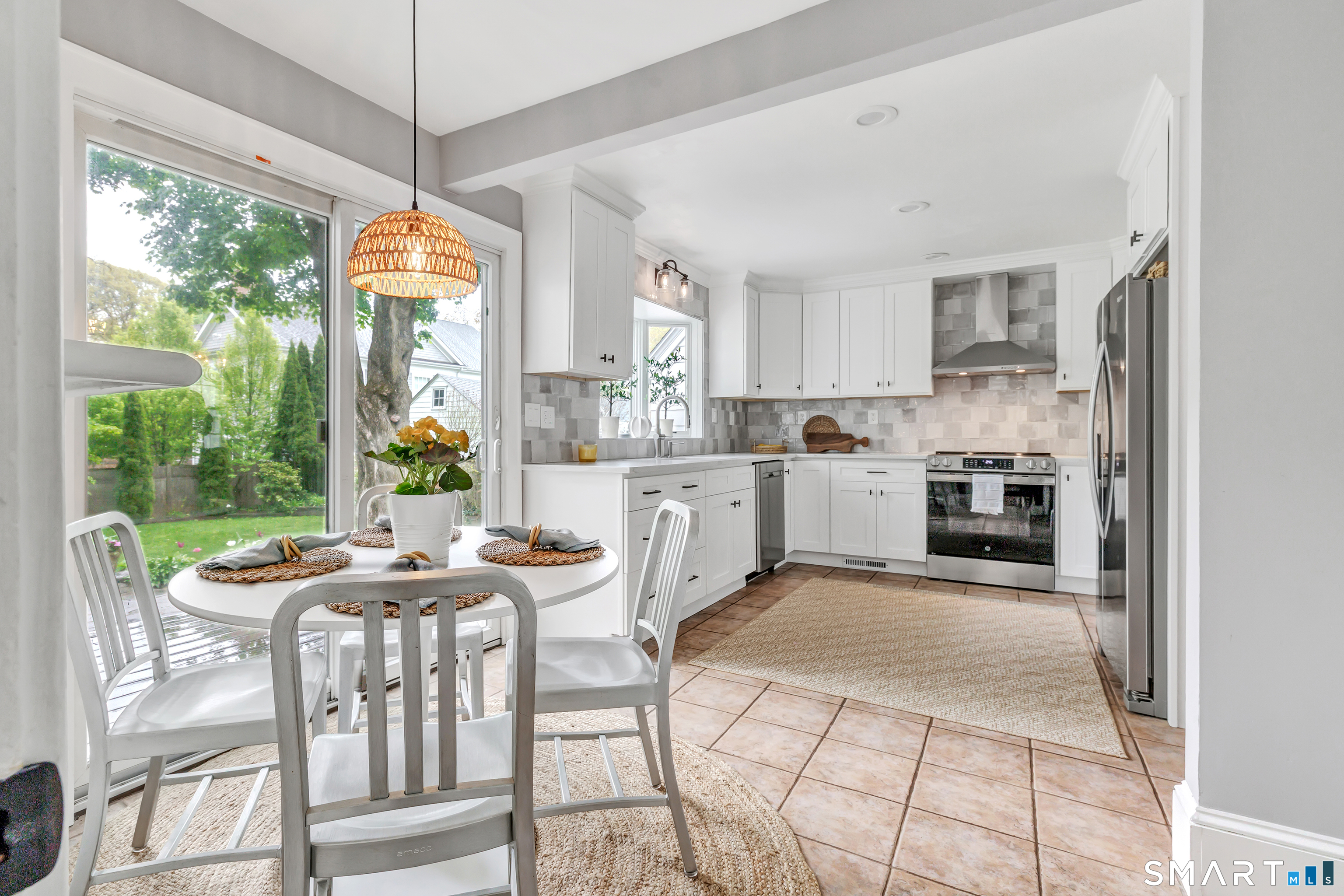 464 Round Hill Road Fairfield, CT 06824 - Photo 16 of 40 Beautifully updated kitchen with breakfast area.