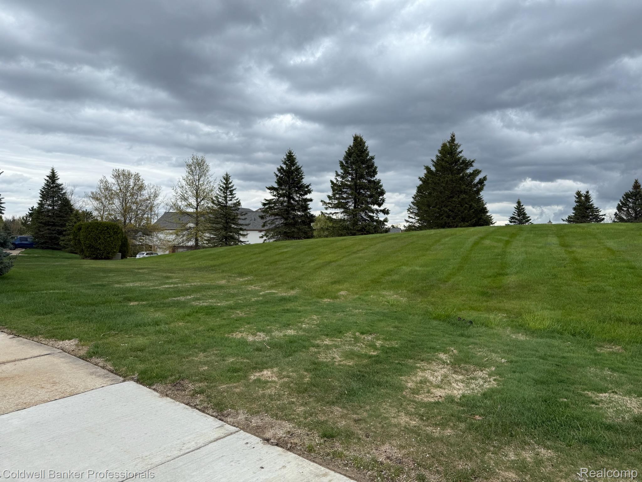 5349 Brookemonte Circle Rochester, MI 48306 - Photo 43 of 45 View of grassy yard