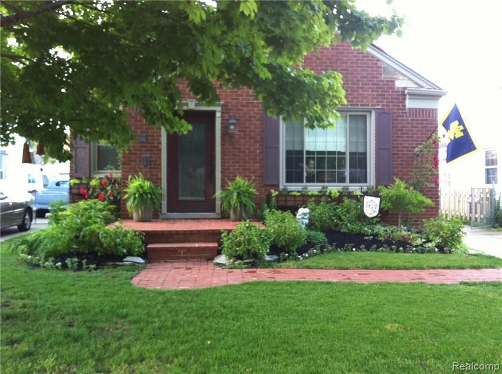 2048 Oxford Road Grosse Pointe Woods, MI 48236 - Photo 1 of 40