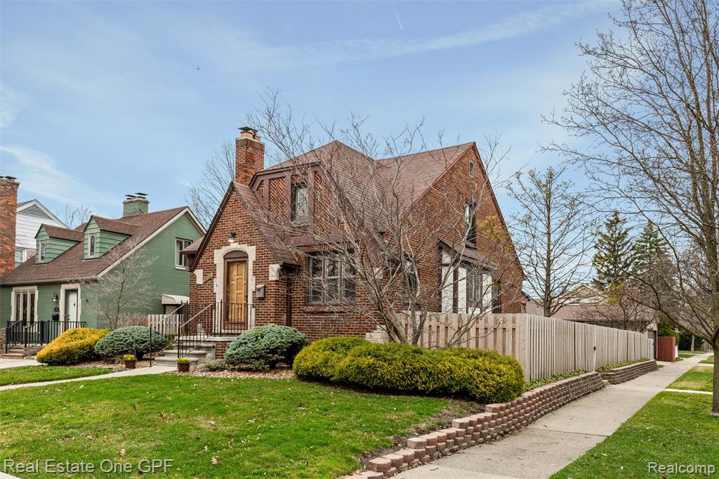 1488 Roslyn Road Grosse Pointe Woods, MI 48236 - Photo 3 of 40