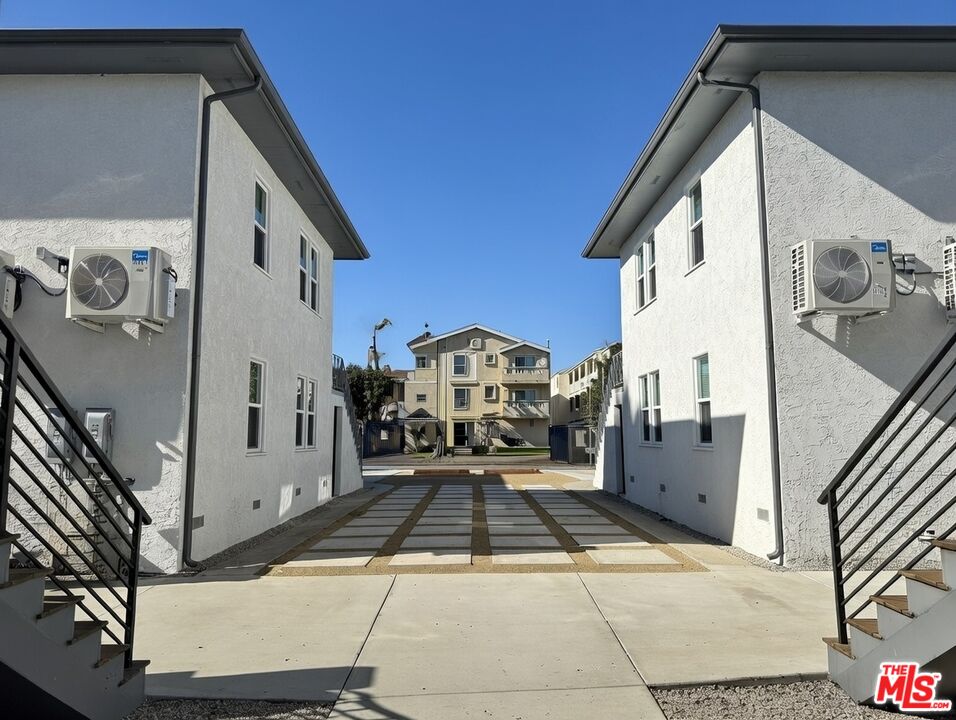 8716 Ramsgate Avenue Los Angeles, CA 90045 - Photo 2 of 37