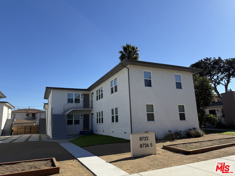 8716 Ramsgate Avenue Los Angeles, CA 90045 - Photo 4 of 37