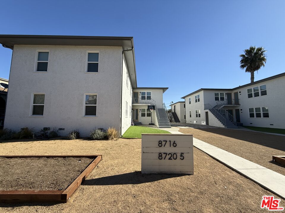 8716 Ramsgate Avenue Los Angeles, CA 90045 - Photo 5 of 37
