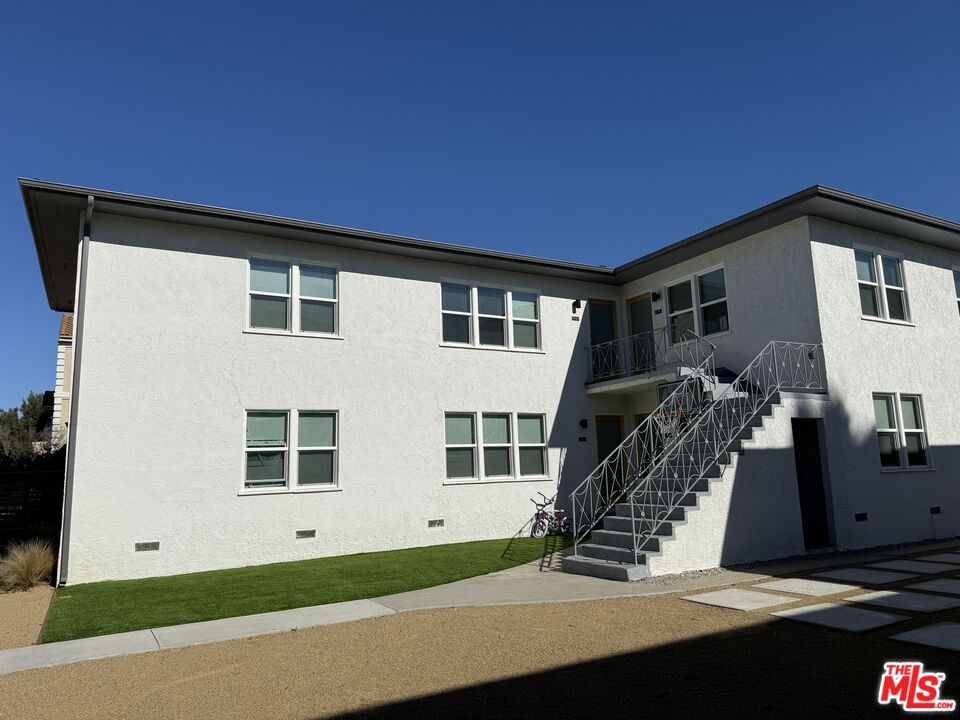 8716 Ramsgate Avenue Los Angeles, CA 90045 - Photo 9 of 37