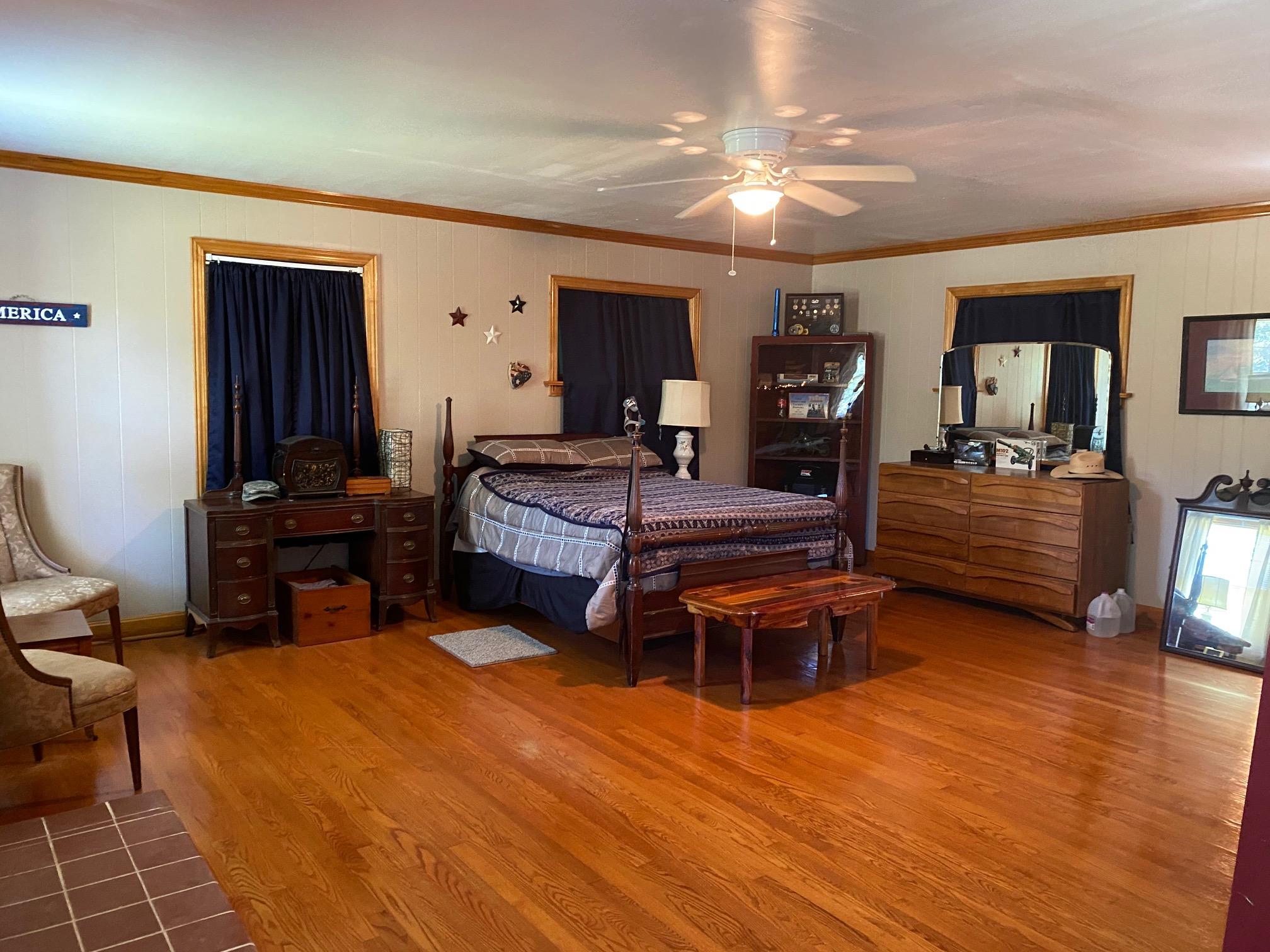 1336 George Malone Road Greeneville, TN 37745 - Photo 27 of 32 Castle Masterbedroom