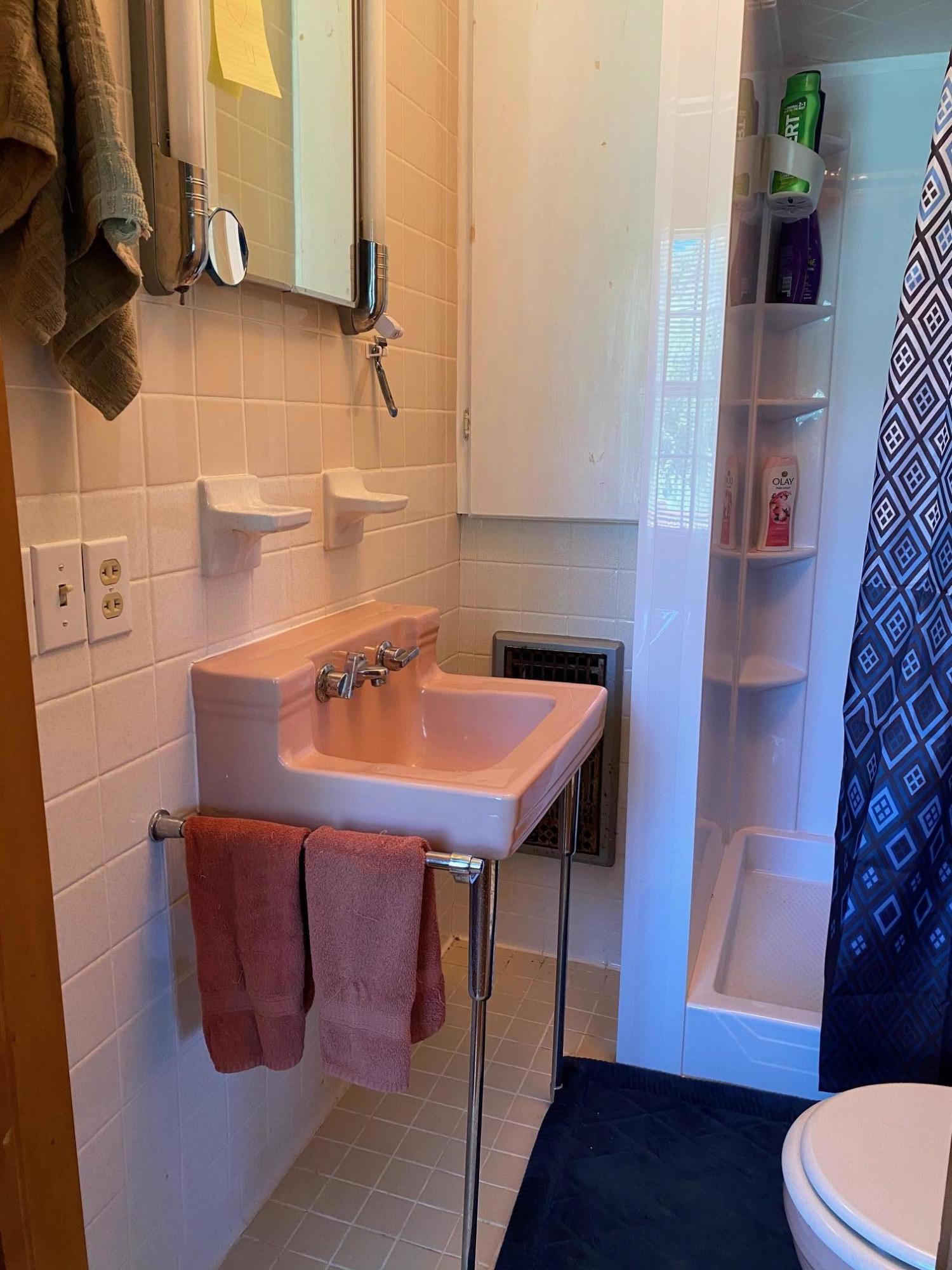 1336 George Malone Road Greeneville, TN 37745 - Photo 32 of 32 Castle Bathroom 2