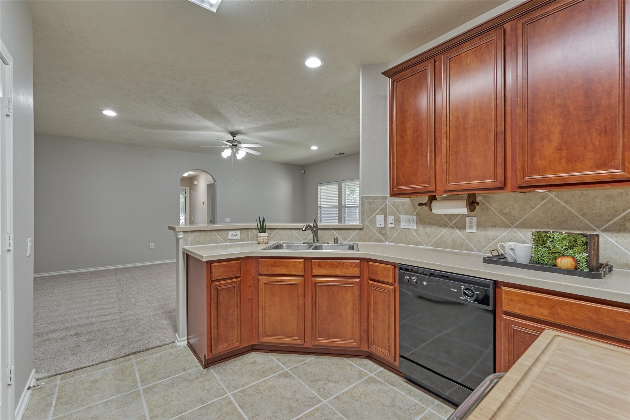 7 Greenwich Place Conroe, TX 77384 - Photo 12 of 28