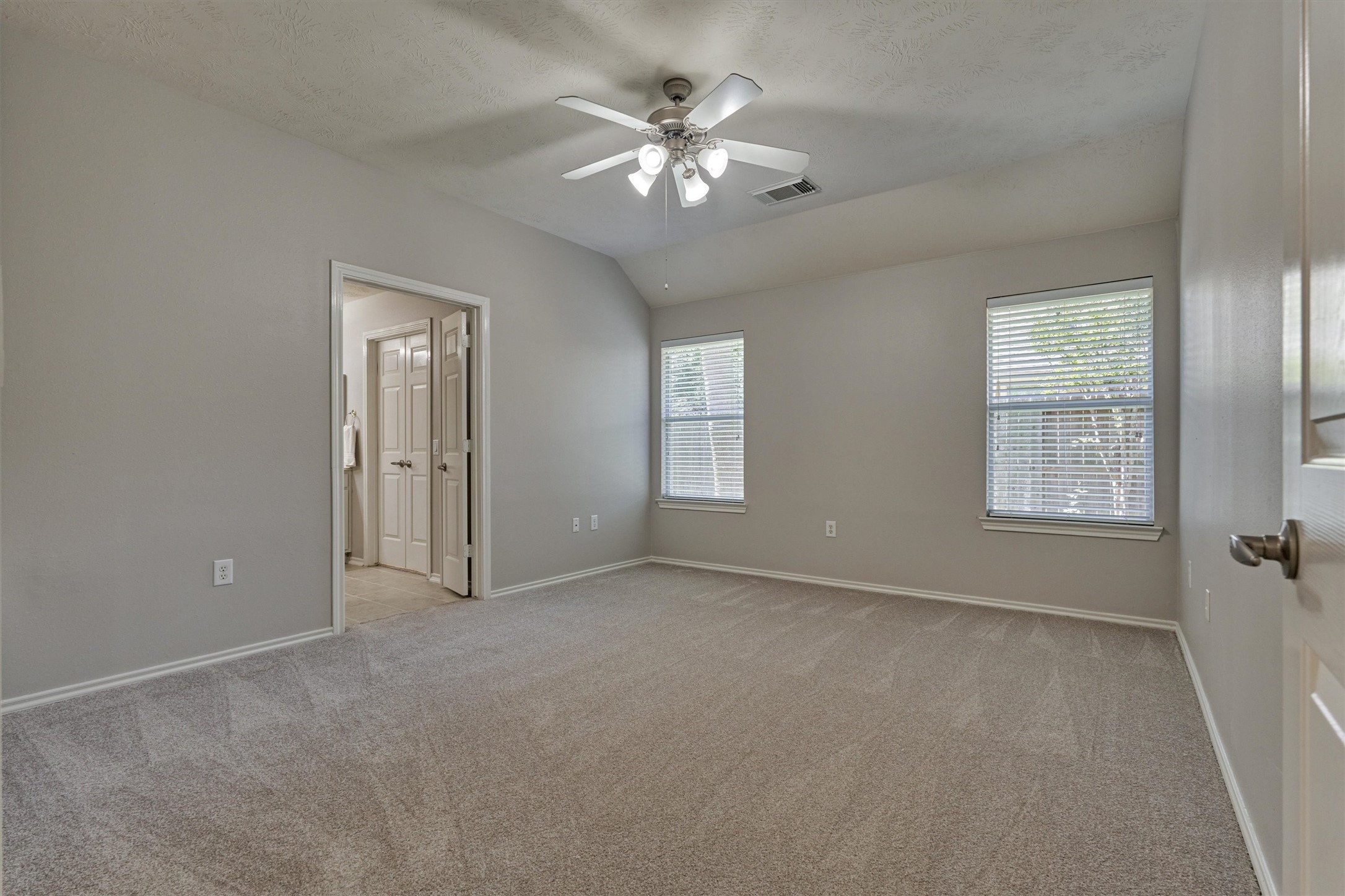 7 Greenwich Place Conroe, TX 77384 - Photo 13 of 28