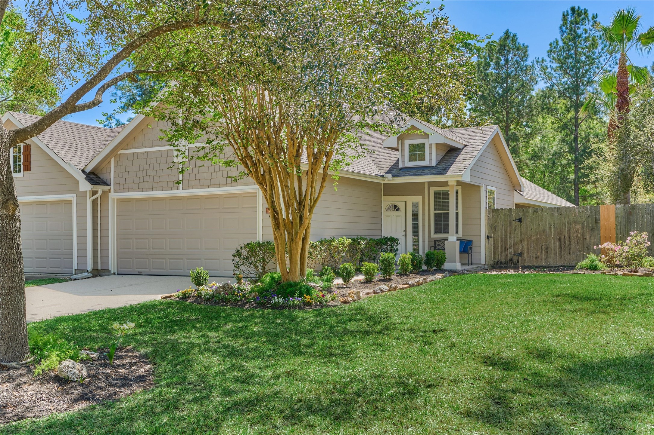 7 Greenwich Place Conroe, TX 77384 - Photo 2 of 28