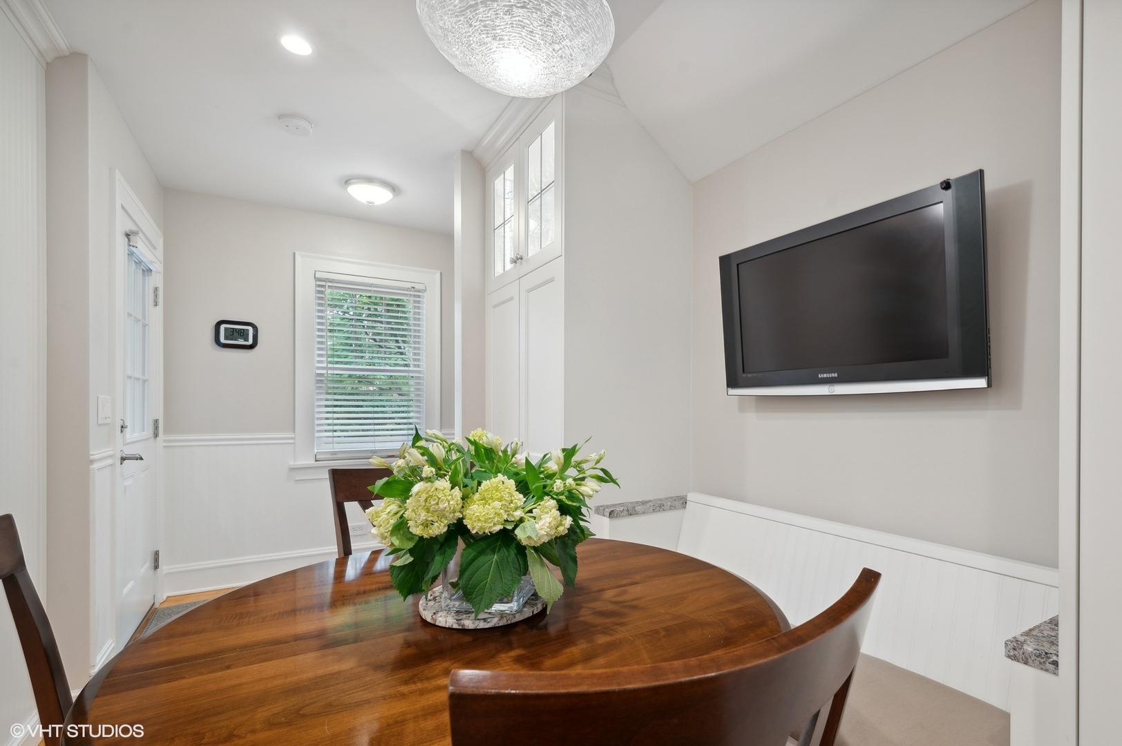 315 16th Street Wilmette, IL 60091 - Photo 27 of 31 a dining room with furniture and wooden floor