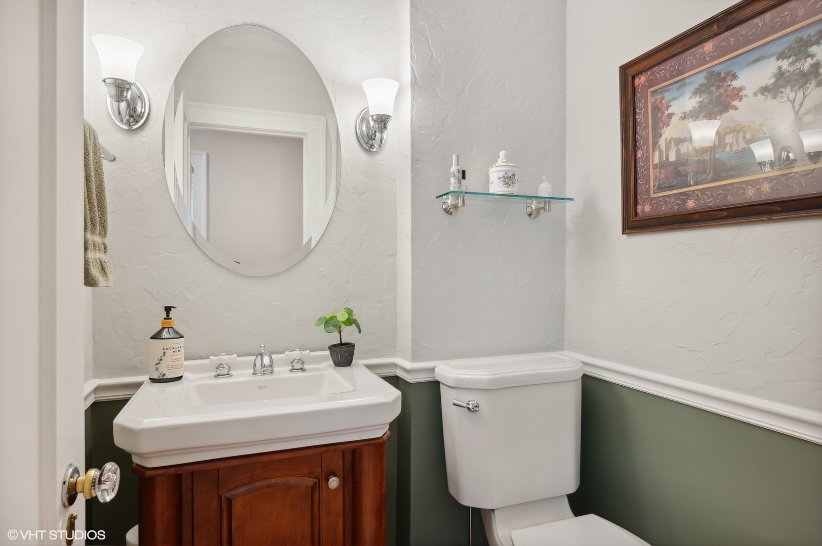 315 16th Street Wilmette, IL 60091 - Photo 28 of 31 a bathroom with a toilet a sink and mirror