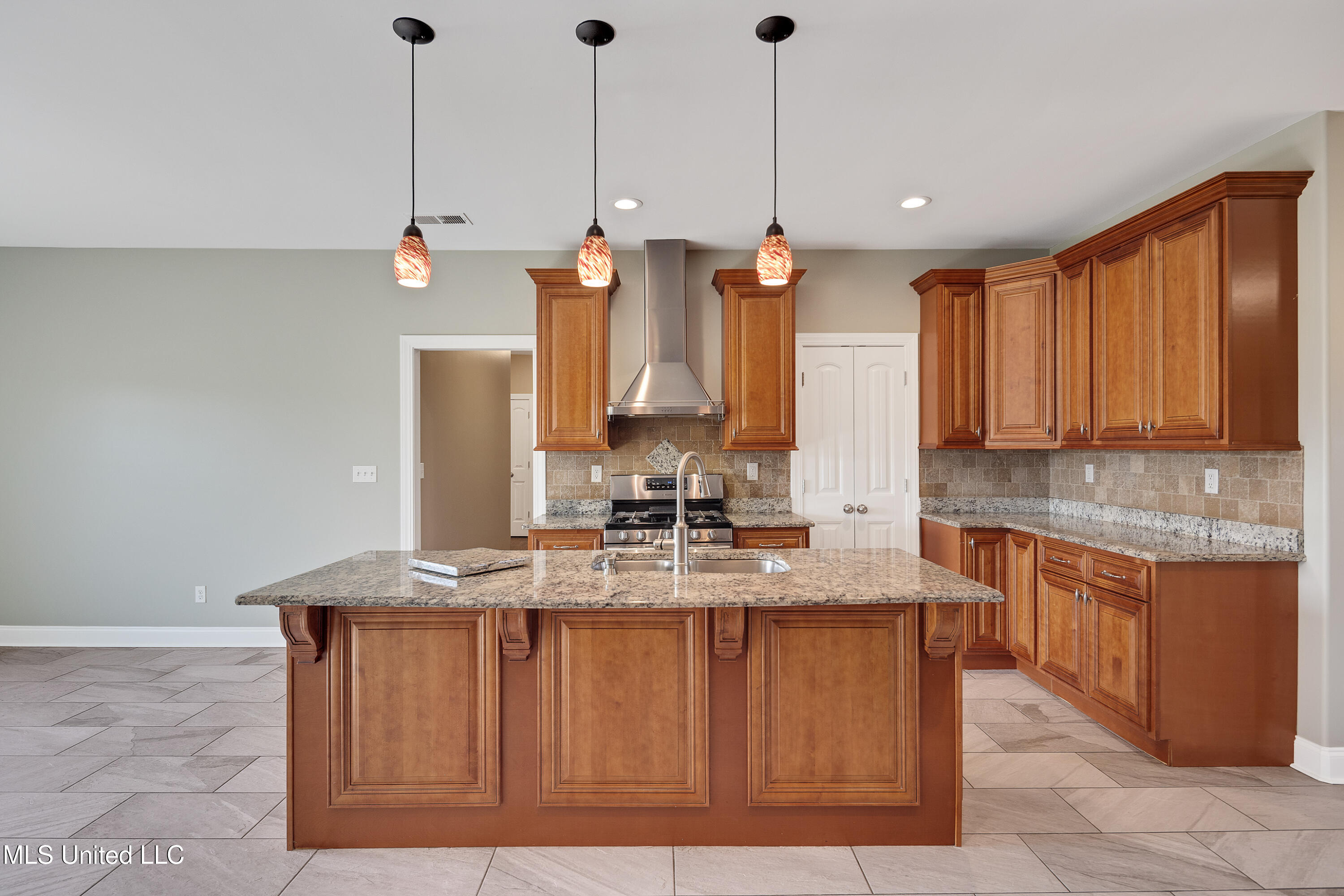 1778 Sunset Farms Drive Hernando, MS 38632 - Photo 13 of 64 Kitchen w/ walk-in pantry