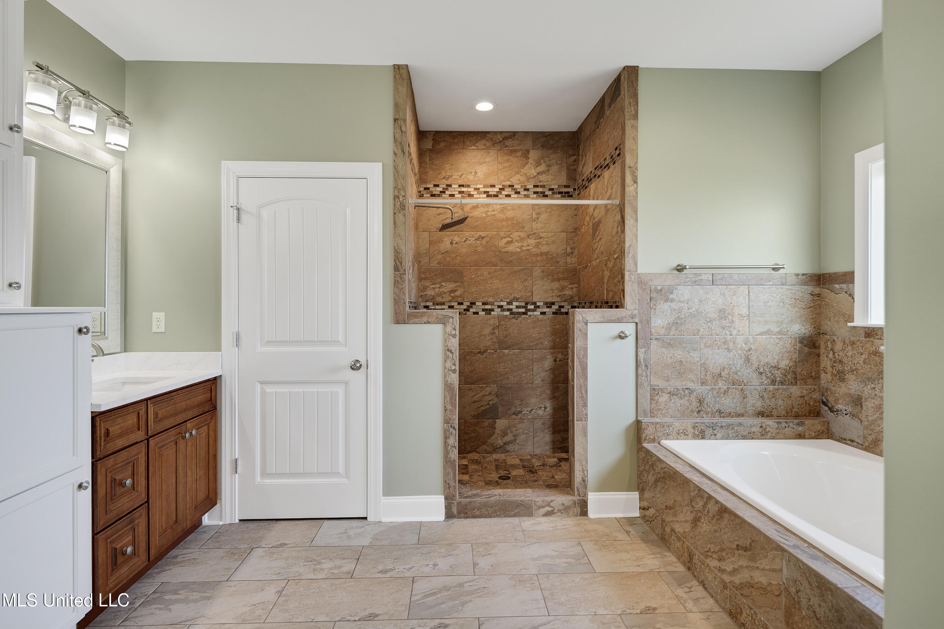 1778 Sunset Farms Drive Hernando, MS 38632 - Photo 21 of 64 Master Bath