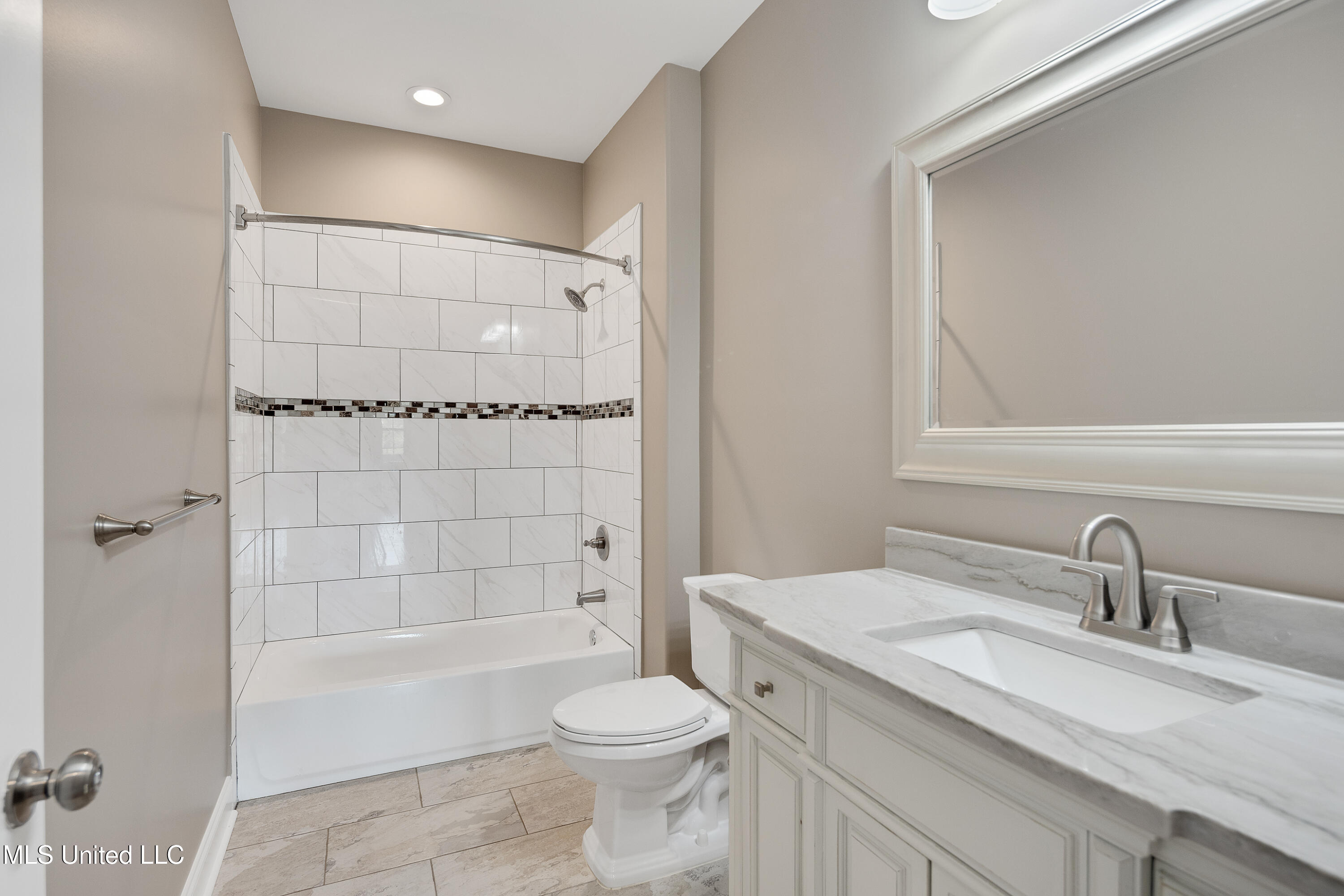 1778 Sunset Farms Drive Hernando, MS 38632 - Photo 29 of 64 Hall bath