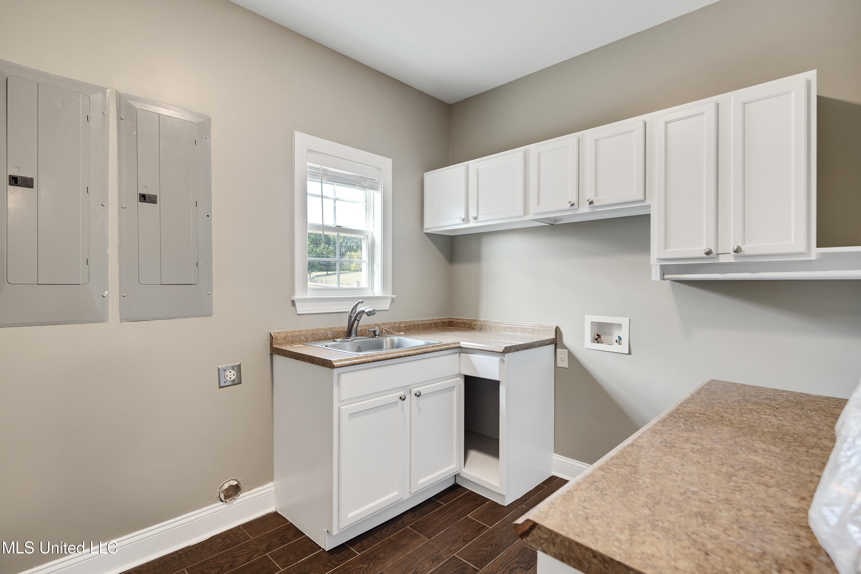 1778 Sunset Farms Drive Hernando, MS 38632 - Photo 31 of 64 Laundry room w/sink