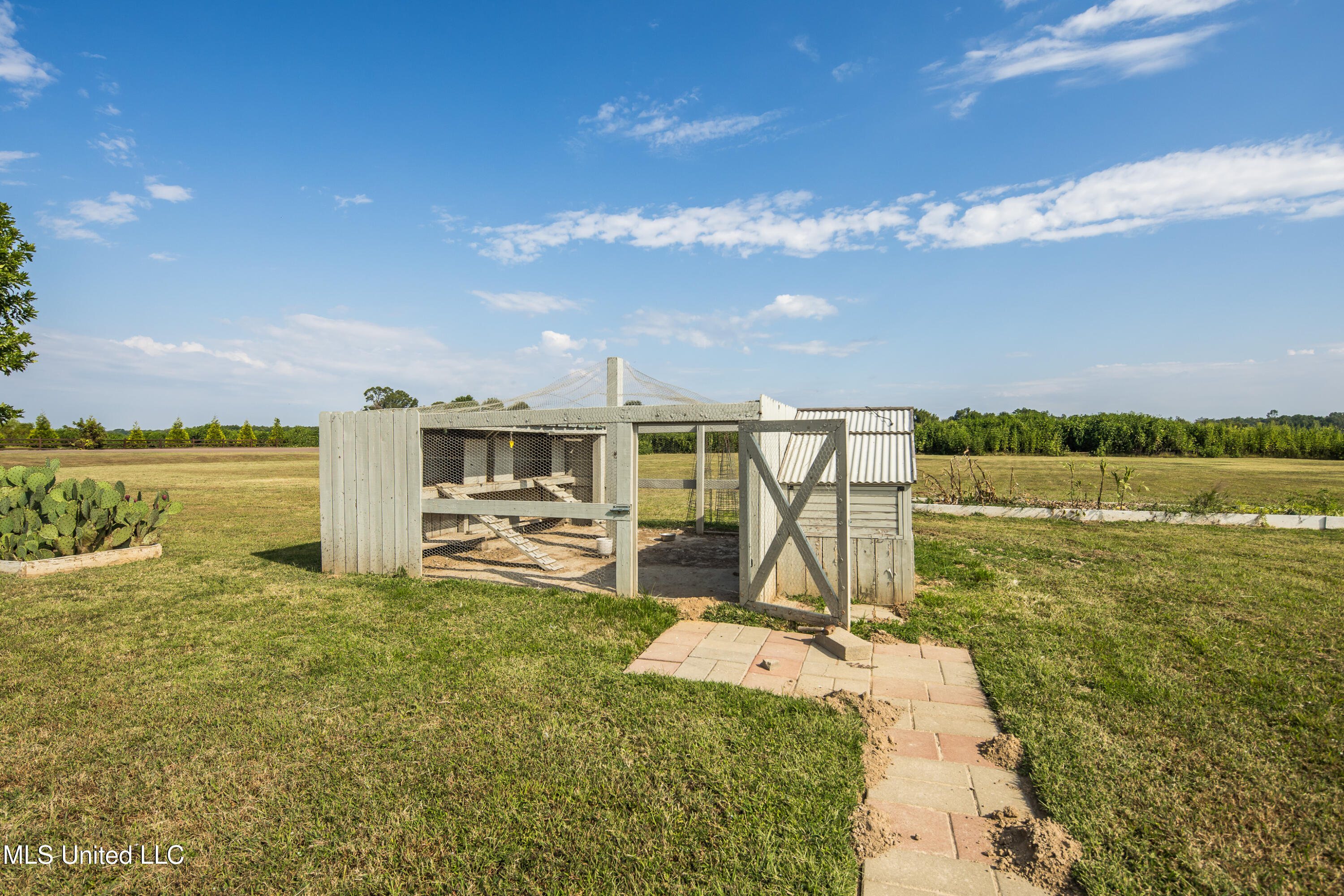 1778 Sunset Farms Drive Hernando, MS 38632 - Photo 47 of 64 Walk-in chicken coop/run