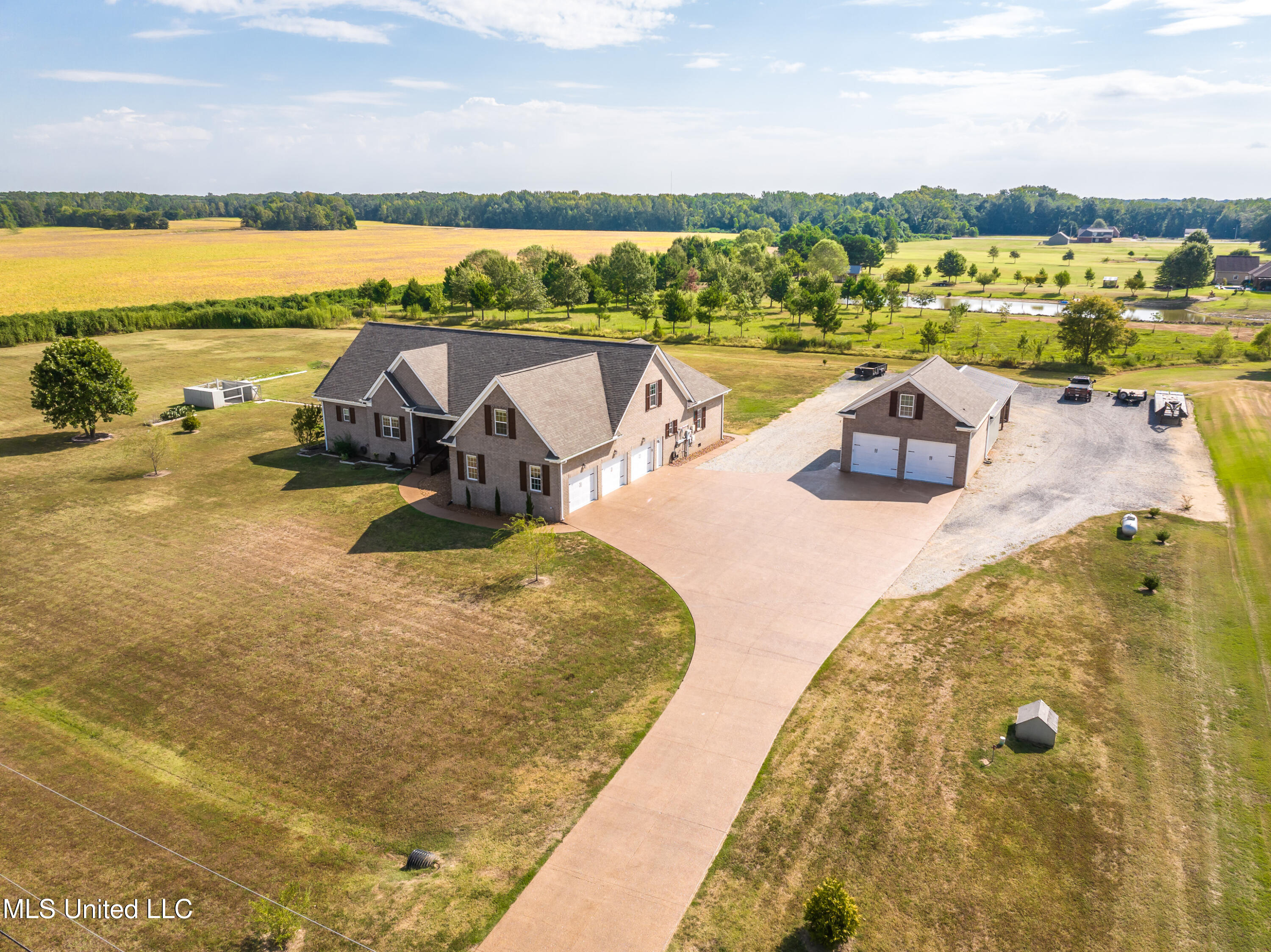 1778 Sunset Farms Drive Hernando, MS 38632 - Photo 5 of 64 Long driveway, extra parking