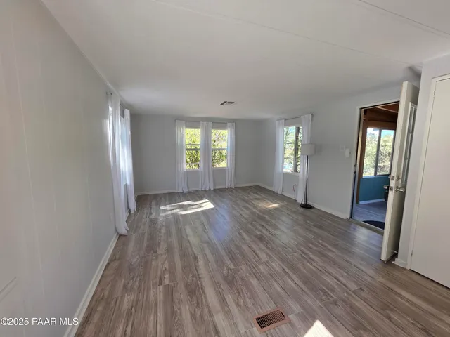 a view of empty room with window