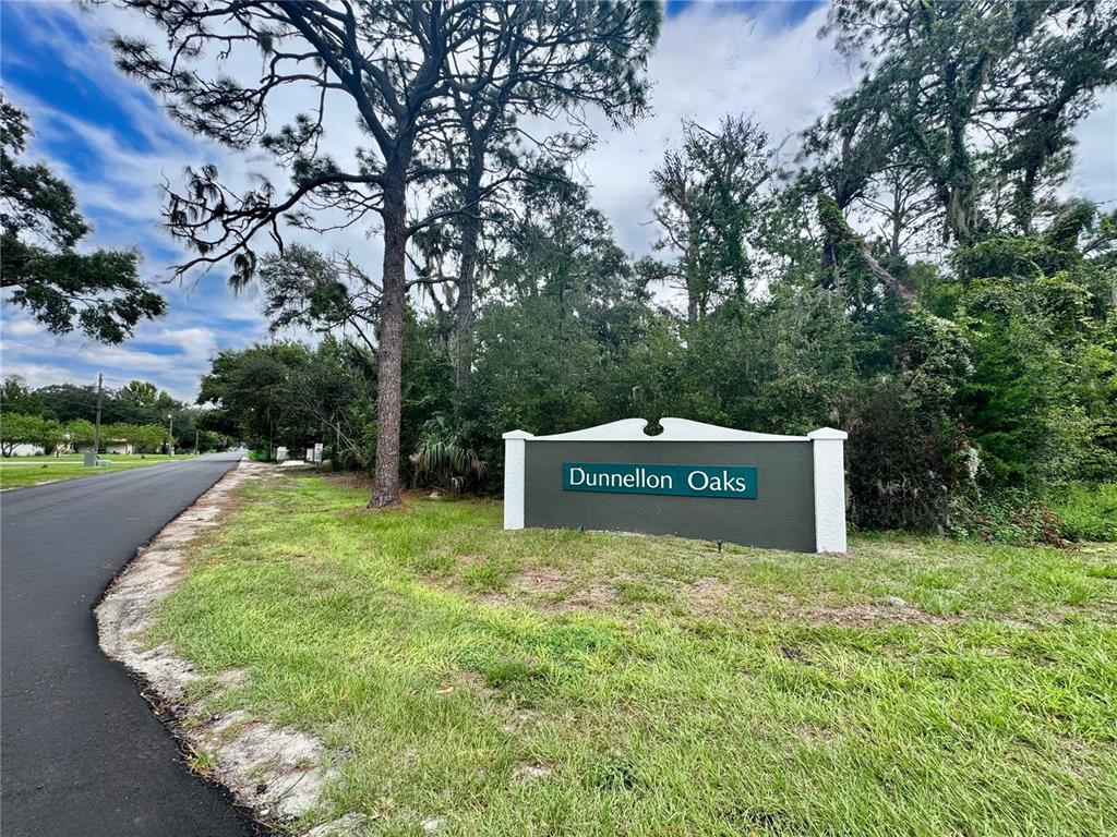 17590 Southwest 112th Place Dunnellon, FL 34432 - Photo 28 of 31 a sign of golf club on a wall under a large tree