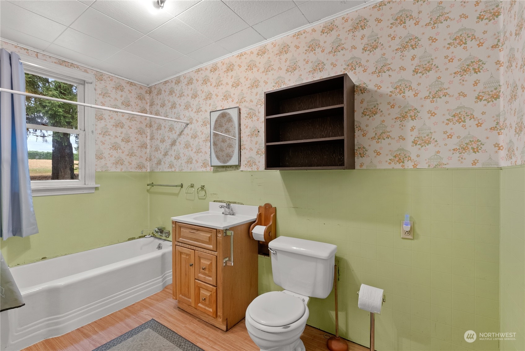 110 Brockway Road Chehalis, WA 98532 - Photo 14 of 27 a bathroom with a toilet a sink and bathtub